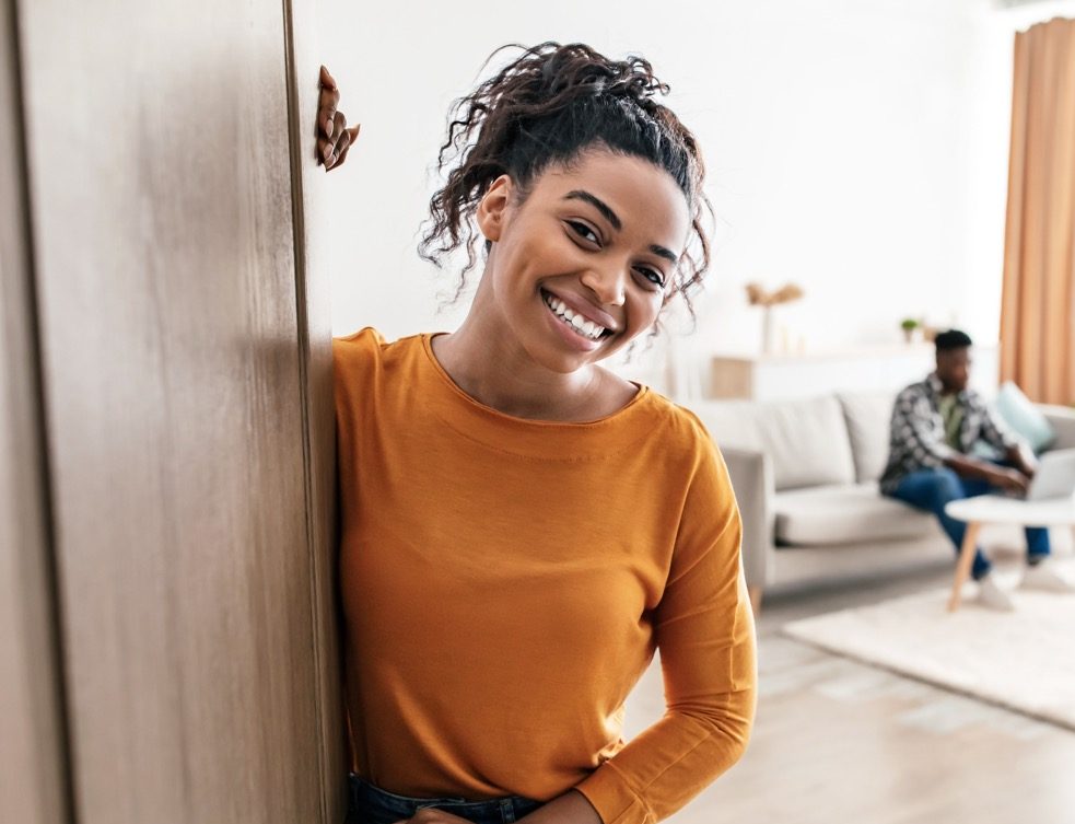 Jeune femme accueillante enquête satisfaction FAQ
